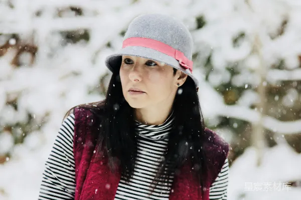 高清摄影 冬日雪景中的女孩