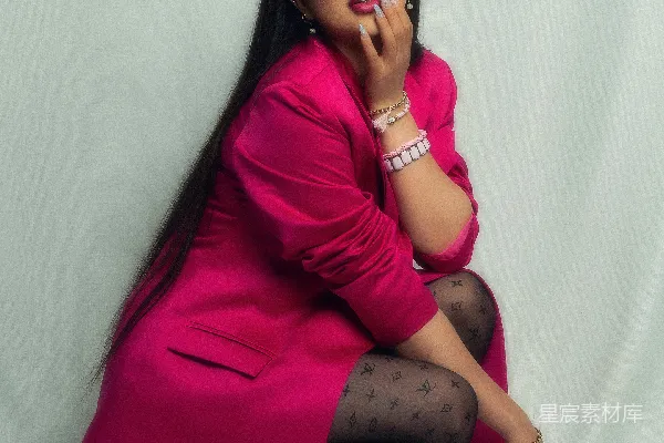 高清摄影 时尚魅力：粉红西装的女性
