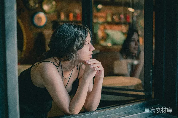 高清摄影 窗边沉思的女子