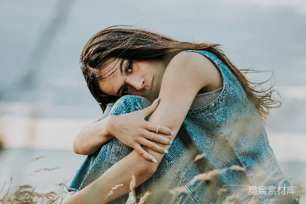 高清摄影 风中静坐的少女