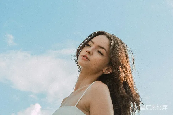 高清摄影 青春与自由：蓝天下的年轻女性