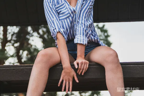 高清摄影 坐在木桥上的清新女孩