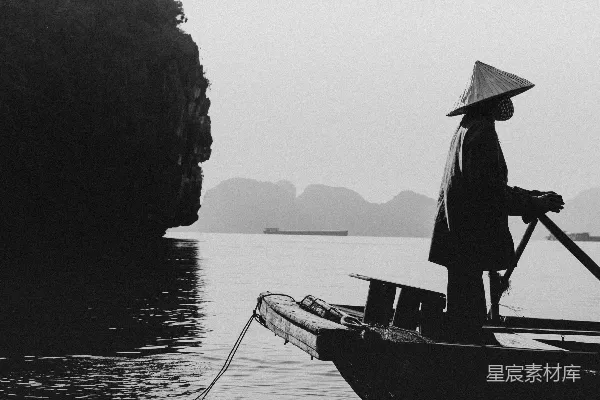 高清摄影 雾中撑船人
