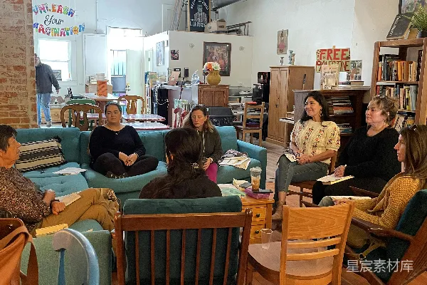 高清摄影 图书馆内的社区聚会