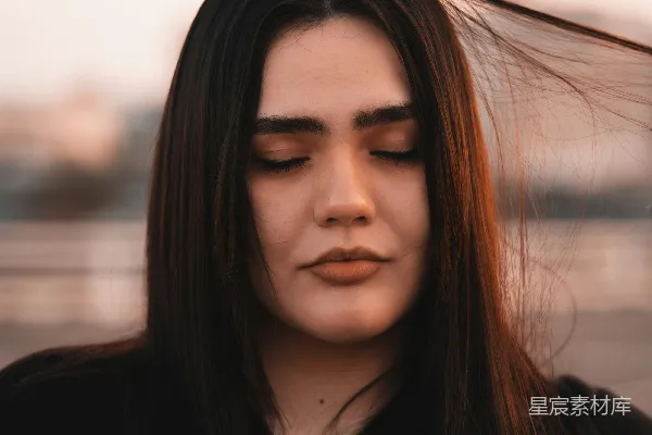 高清摄影 夕阳下闭眼沉思的女子
