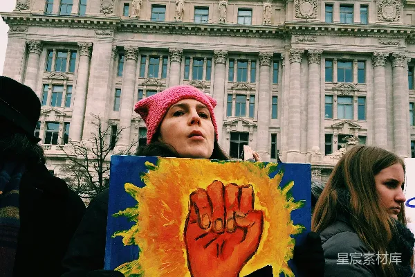 高清摄影 抗议者手持“RESIST”标语牌