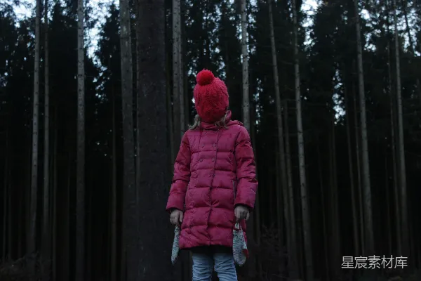 高清摄影 冬日森林里的红衣女孩