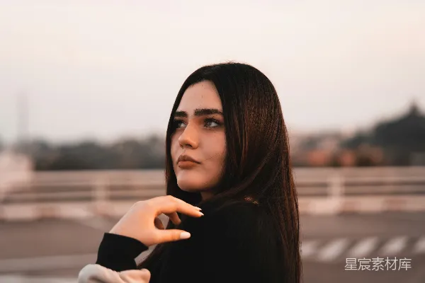 高清摄影 沉思的女性