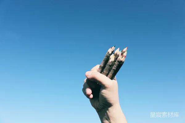 高清摄影 手握彩色铅笔