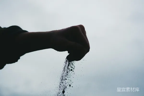 高清摄影 握紧的拳头与散落的沙子