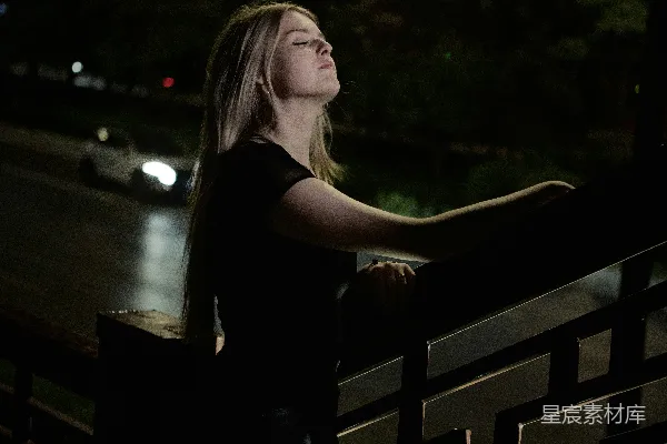 高清摄影 夜色中独思的她