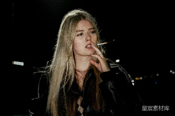 高清摄影 夜色下的烟雾女孩