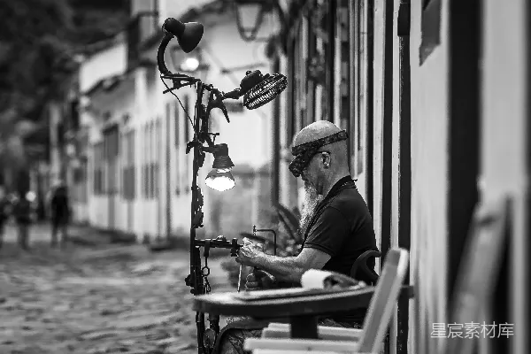 高清摄影 街头艺人与复古街灯