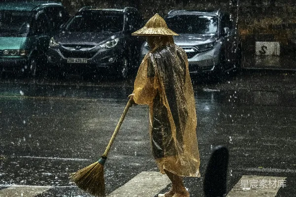 高清摄影 雨中扫帚的背影