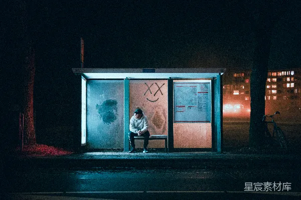 高清摄影 夜色中的候车亭