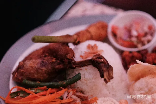 高清摄影 印尼特色美食：炸鸡配米饭