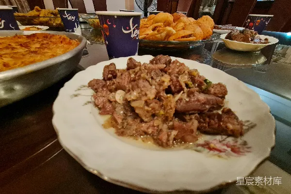 高清摄影 家常美味：炖牛肉与多样菜肴