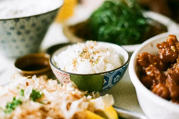 高清摄影 日式便当：精致的米饭与咸香的炸鸡