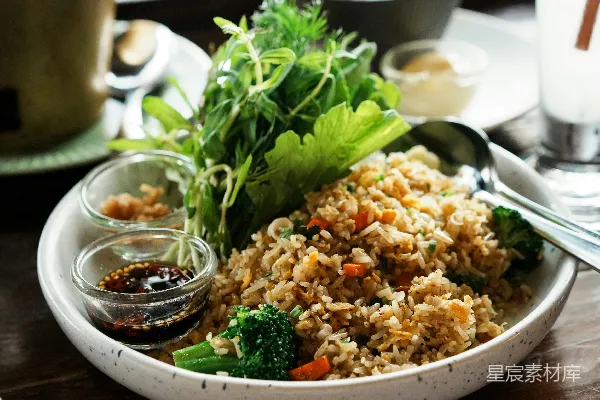 高清摄影 美味的炒饭与新鲜蔬菜