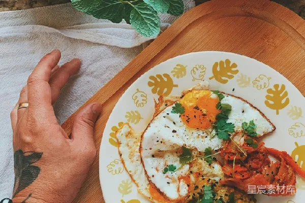 高清摄影 手捧美食的自然餐桌