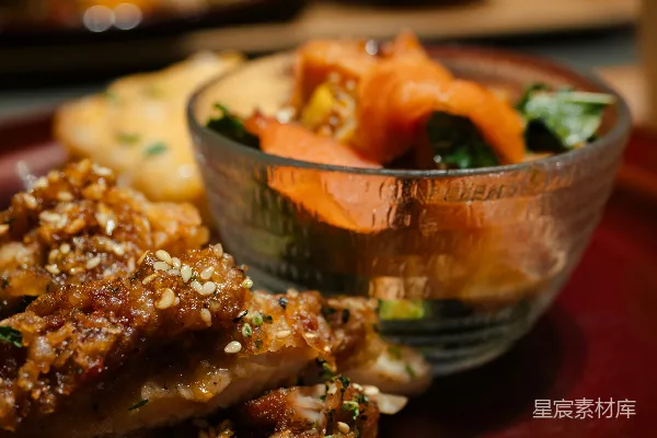 高清摄影 日式料理：烤肉与蔬菜沙拉