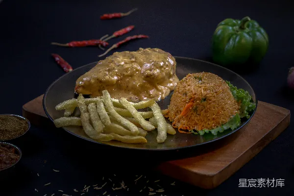 高清摄影 香辣鸡肉饭配薯条