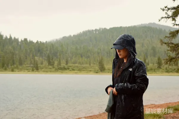 高清摄影 雨中静思的女子