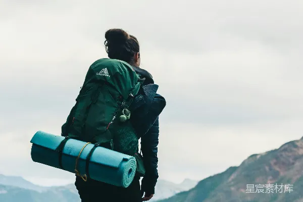 高清摄影 登山者站在山顶俯瞰壮丽山景