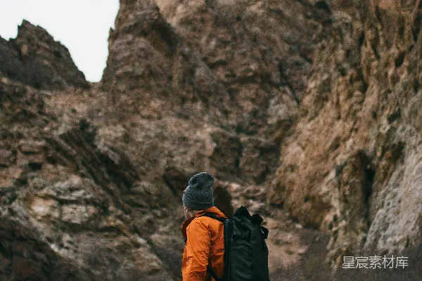 高清摄影 登山者在荒野中的背影