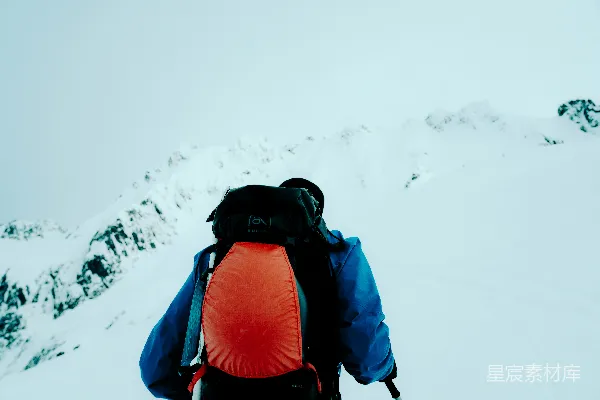 高清摄影 雪山上的孤独背影