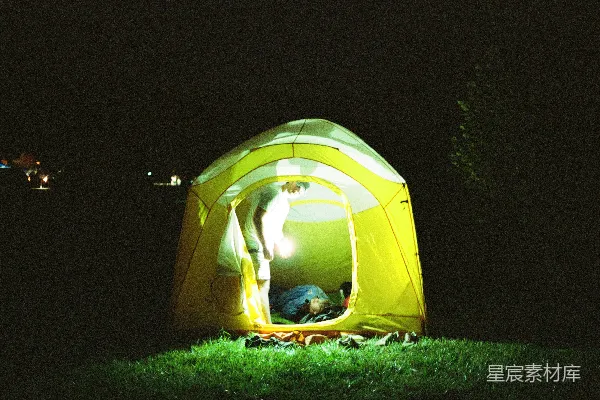 高清摄影 夜幕下的帐篷生活