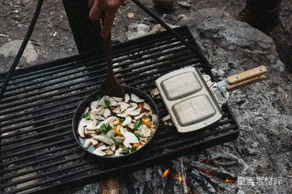 高清摄影 野营烹饪：蘑菇炒锅