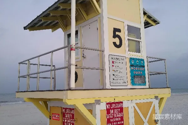 高清摄影 海滩上的救生员小屋
