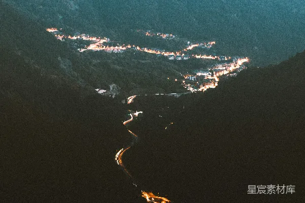 高清摄影 夜幕下的山谷与蜿蜒道路