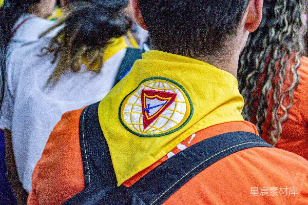 高清摄影 志愿者背心上的标志
