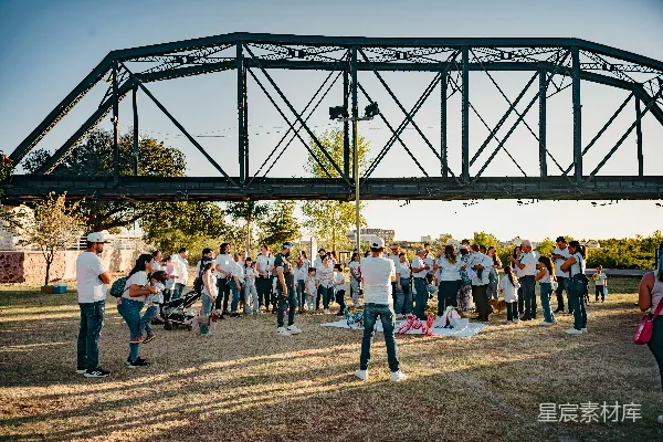 高清摄影 桥下的聚会
