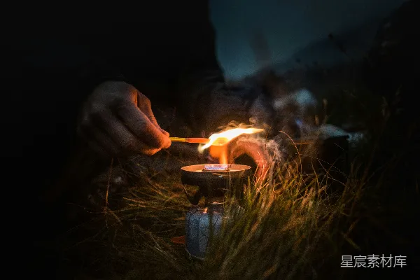 高清摄影 户外野营点火