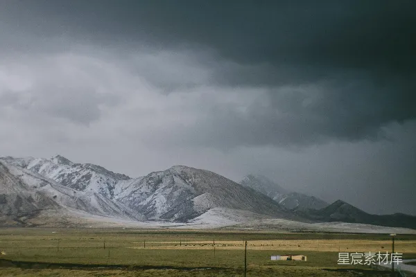 高清摄影 雪山下的草原与暴风雨