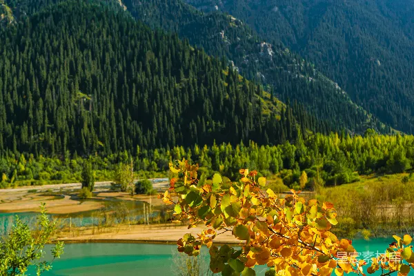 高清摄影 秋日湖畔的山景
