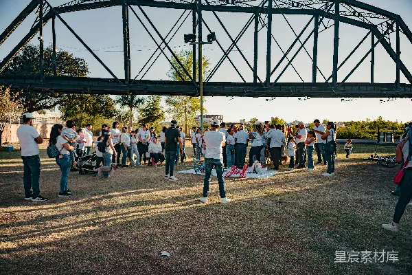 高清摄影 铁桥下的集体聚会