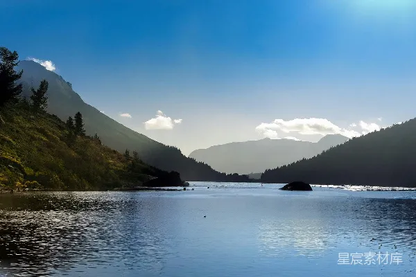 高清摄影 背景中有山的一片水域