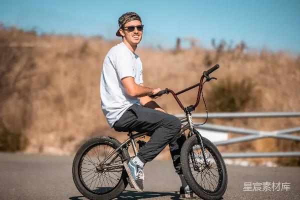 高清摄影 阳光下的BMX骑士