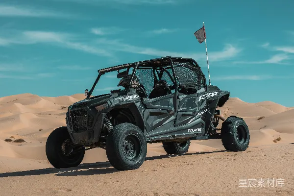 高清摄影 沙漠中的Polaris RZR XP