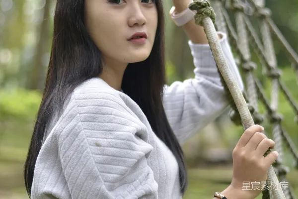 高清摄影 丛林中的少女与绳索