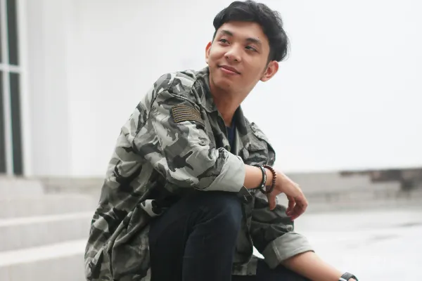 高清摄影 街头时尚：迷彩服男孩的蹲姿