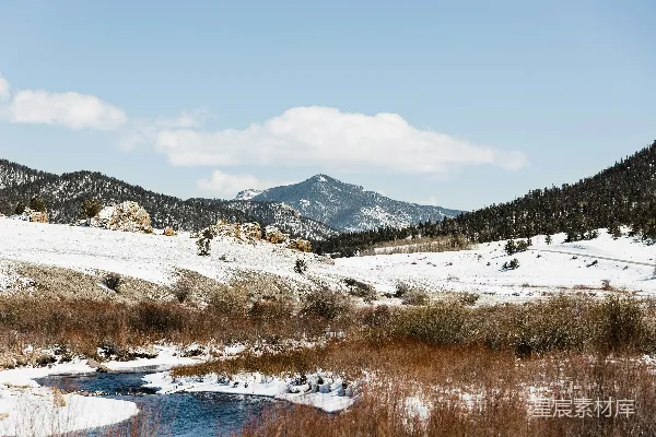 高清摄影 冬日雪景中的山间小溪