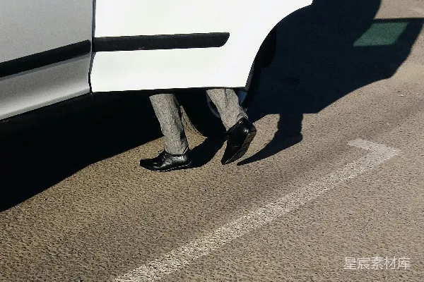 高清摄影 阳光下的下车瞬间