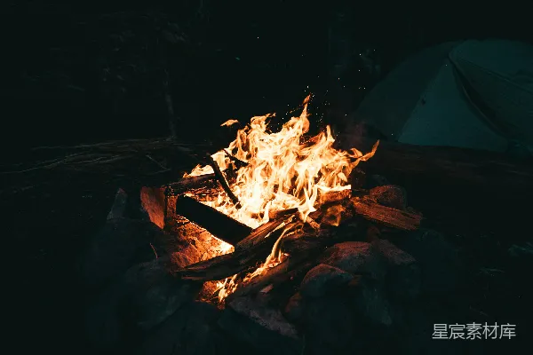 高清摄影 篝火旁的宁静夜晚