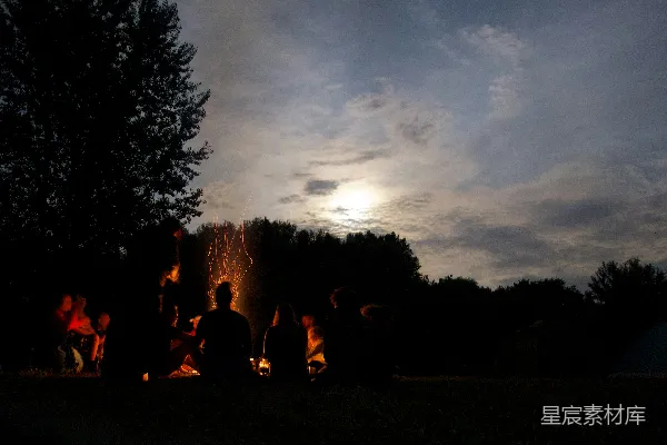 高清摄影 篝火夜景下的团聚时光