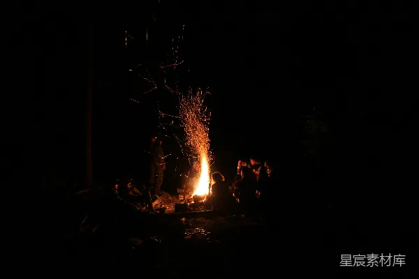 高清摄影 篝火旁的夜晚时光